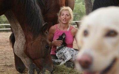 Η Νάνσυ άφησε την Αθήνα και ζει το δικό της παραμύθι σε ένα ράντσο με 8 άλογα στη βόρεια Εύβοια